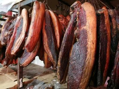 傳統與現代的交融 貴州臘肉香腸與電子產品的獨特組合